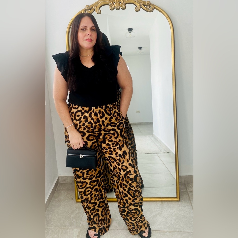 Waist tie pull on leopard pants